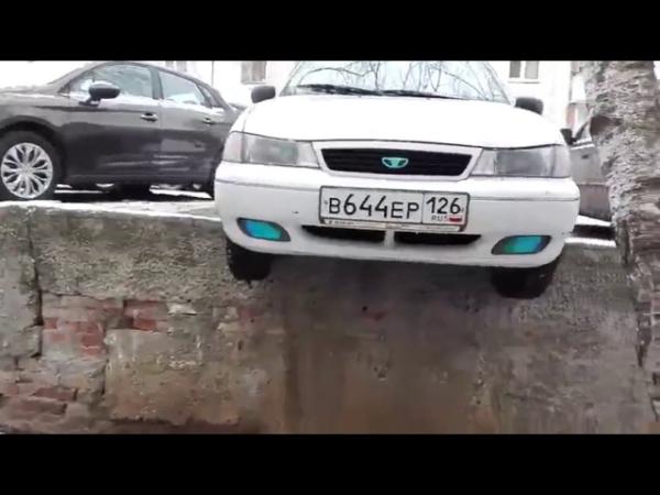 Парковка над пропастью в Иноземцево: видео